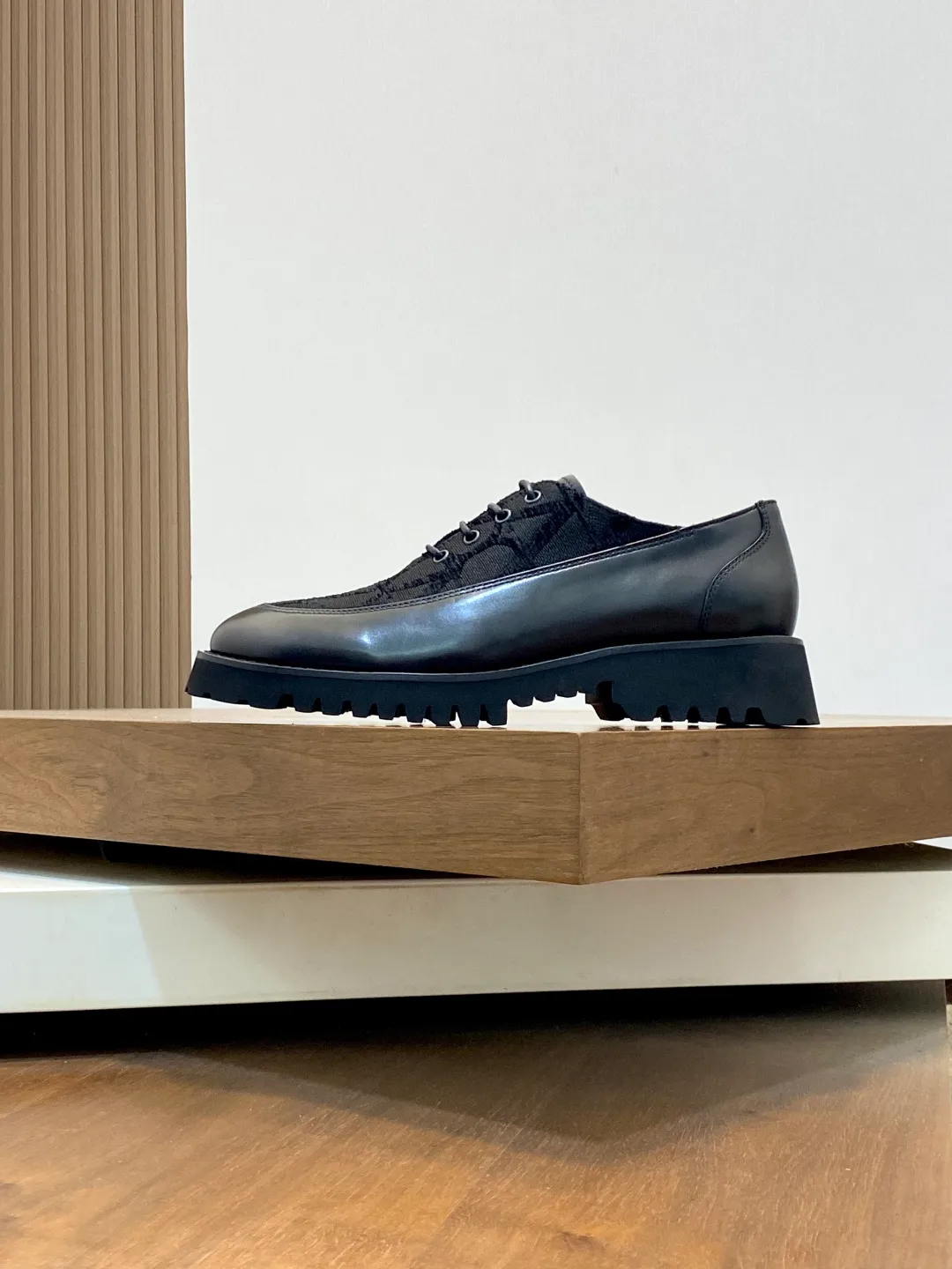 Men's shoes 💰740 VALENTINO Valentino's new men's fashionable casual leather shoes. These leather shoes are made of imported cowhide leather uppers, dyed calfskin lining and calfskin insoles. The upper foot is soft, comfortable and breathable. Comes with complete packaging in the original box! Visible details and quality. Size: 39-44 (customized at 38.45.46)